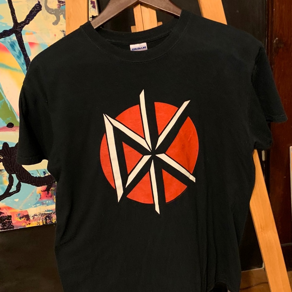 PUNK.. DEAD KENNEDYS.. need I say more? Shirt med